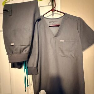 Figs Heather Gray Scrub Top and joggers size small